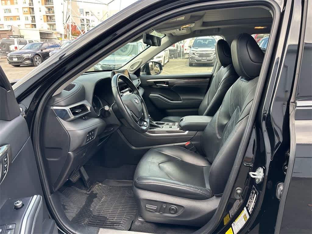2021 Toyota Highlander Platinum photo 2