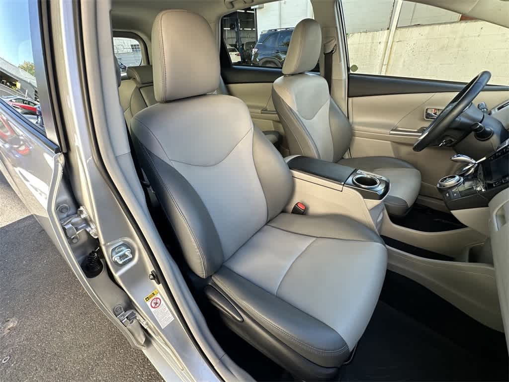 Thumbnail: 2015 Toyota Prius v - 14