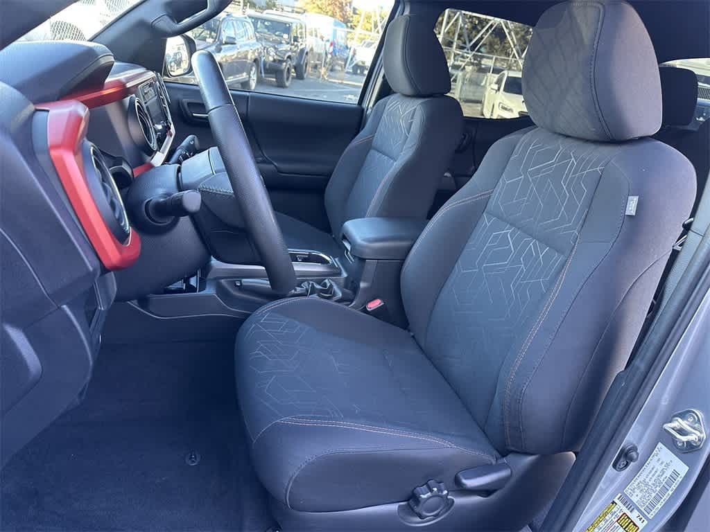 Thumbnail: 2018 Toyota Tacoma - 11