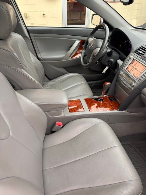 2011 Toyota Camry XLE photo 2