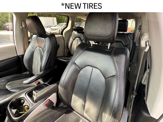2019 Chrysler Pacifica Touring L photo 2