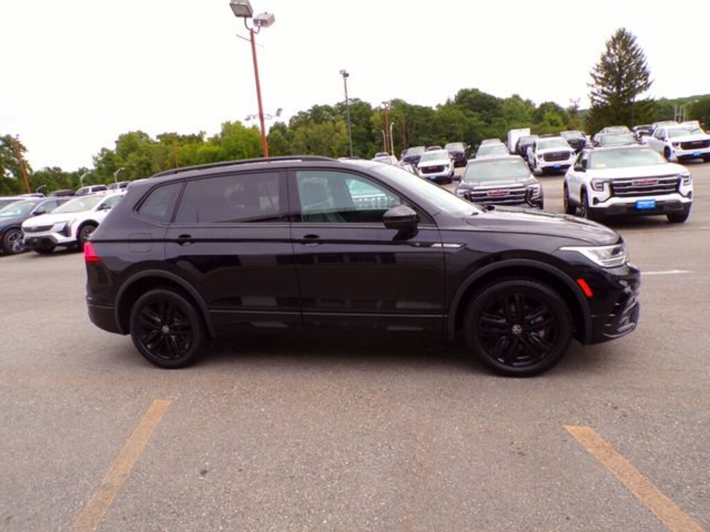 Used 2022 Volkswagen Tiguan SE R-Line Black
