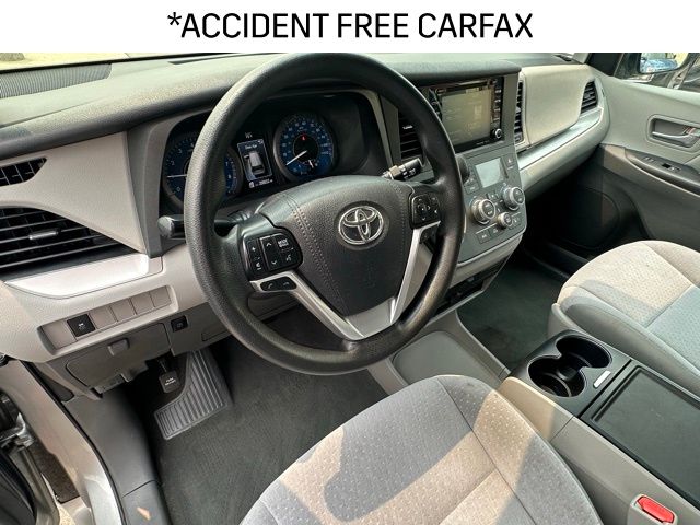 2020 Toyota Sienna LE photo 3