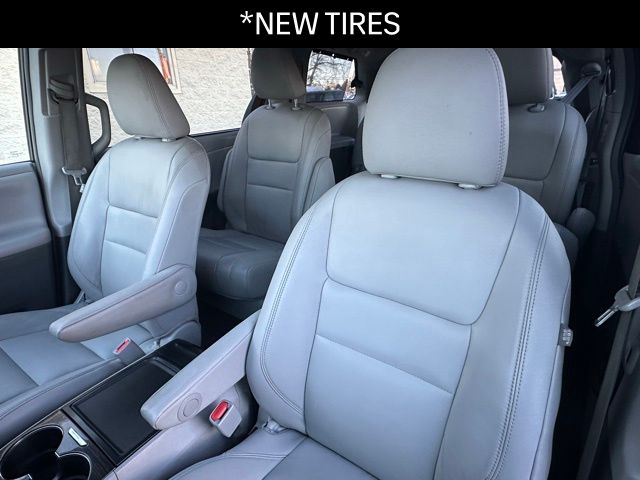 2015 Toyota Sienna XLE photo 2