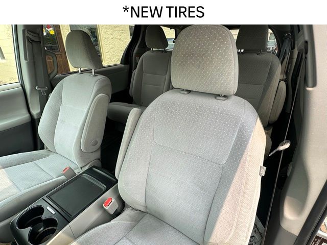 2020 Toyota Sienna LE photo 2