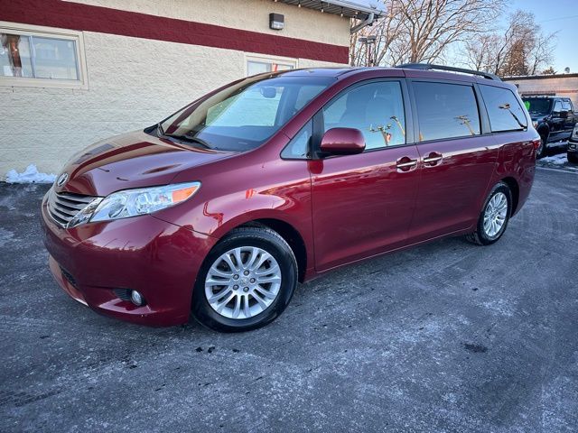 2015 Toyota Sienna XLE's photo