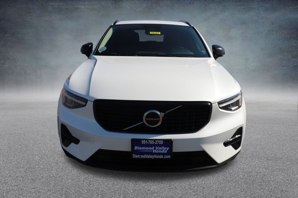 2024 Volvo XC40 Core photo 2