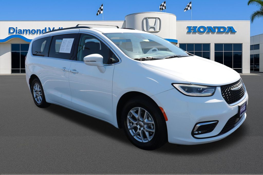 2022 Chrysler Pacifica Touring L's photo