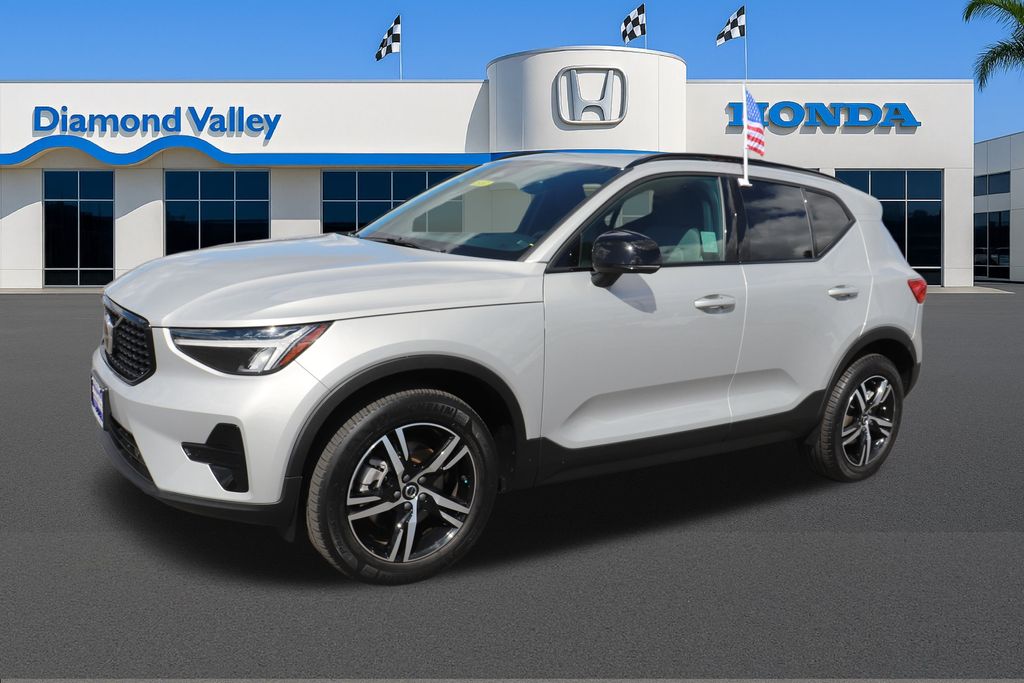 2024 Volvo XC40 Core photo 3