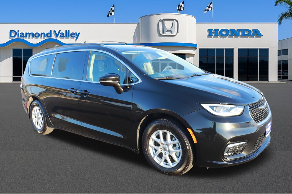 2022 Chrysler Pacifica Touring L's photo