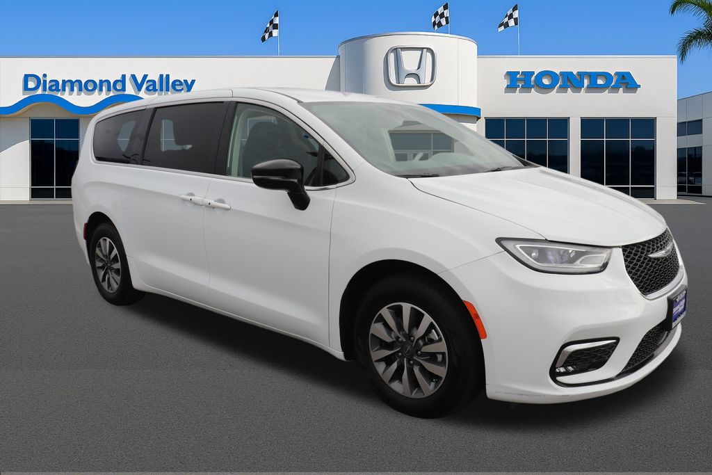 2024 Chrysler Pacifica PHEV Select's photo
