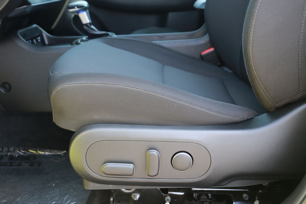 2025 Hyundai Kona SEL - Photo 9