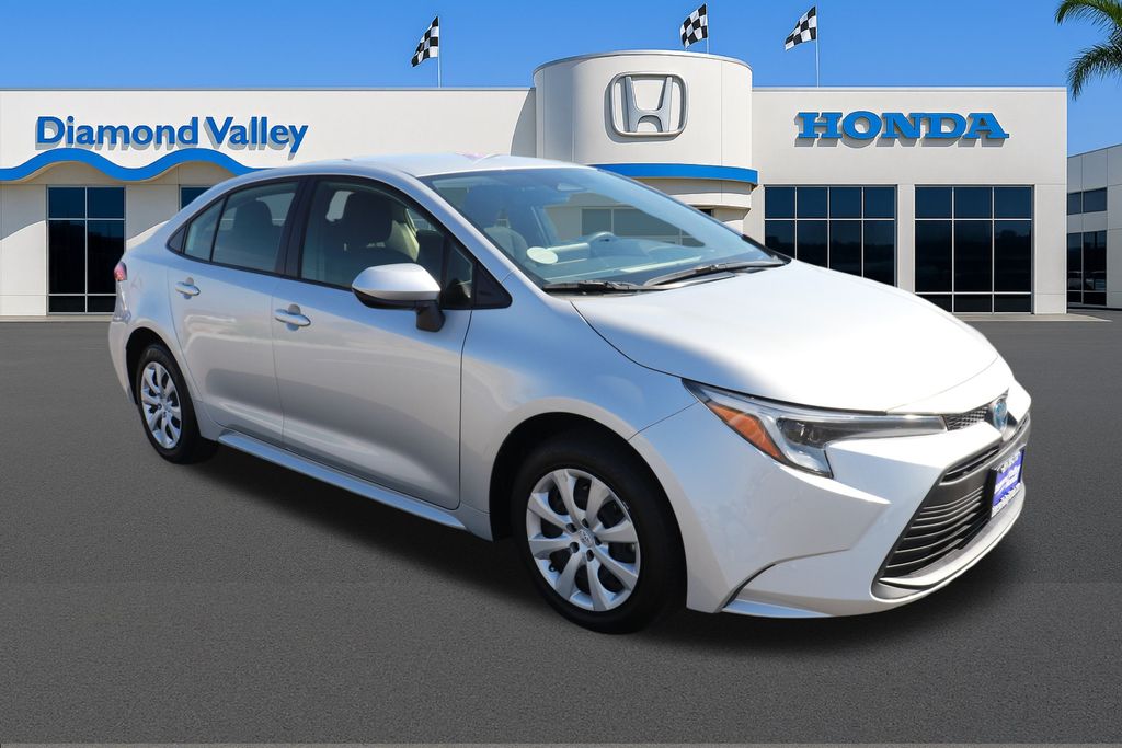 2025 Toyota Corolla LE's photo