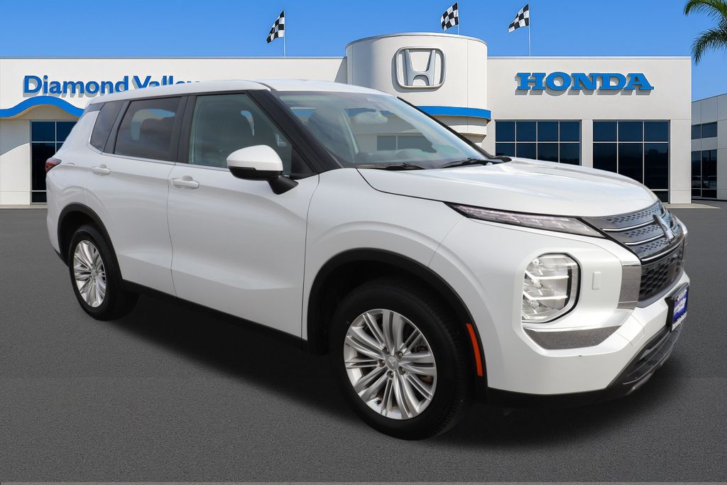 2024 Mitsubishi Outlander ES's photo