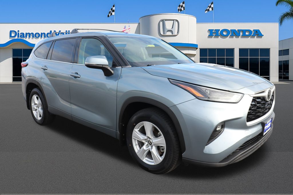 2022 Toyota Highlander LE's photo