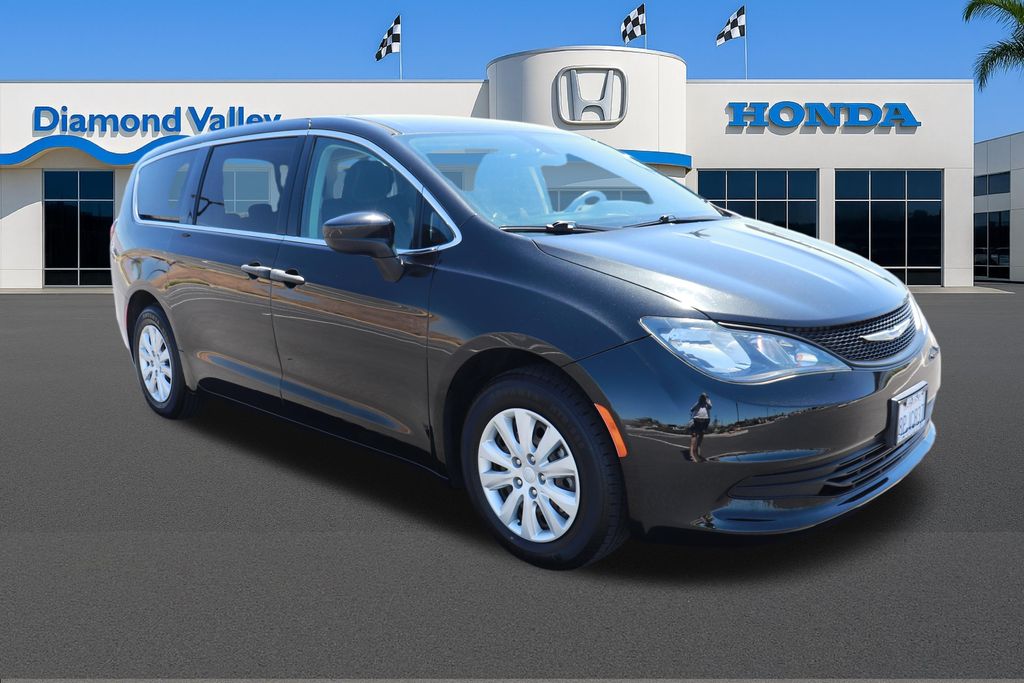 2020 Chrysler Voyager L FWD photo