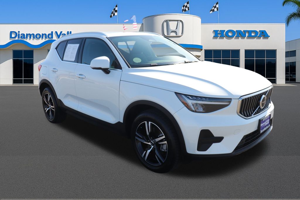 2024 Volvo XC40 Core
