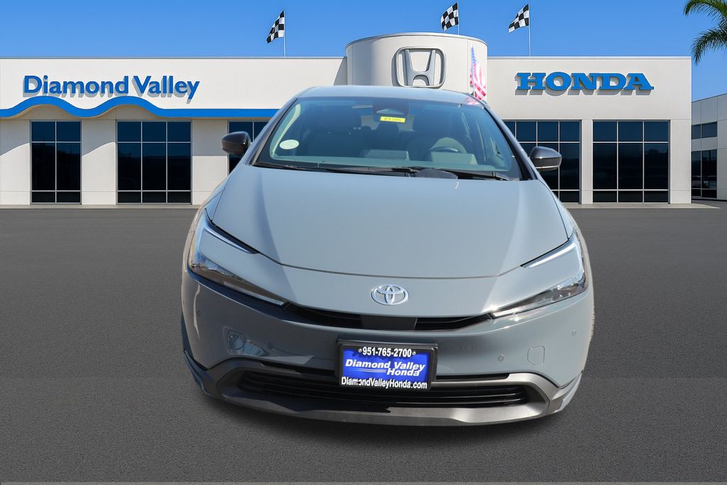 2024 Toyota Prius LE photo 2