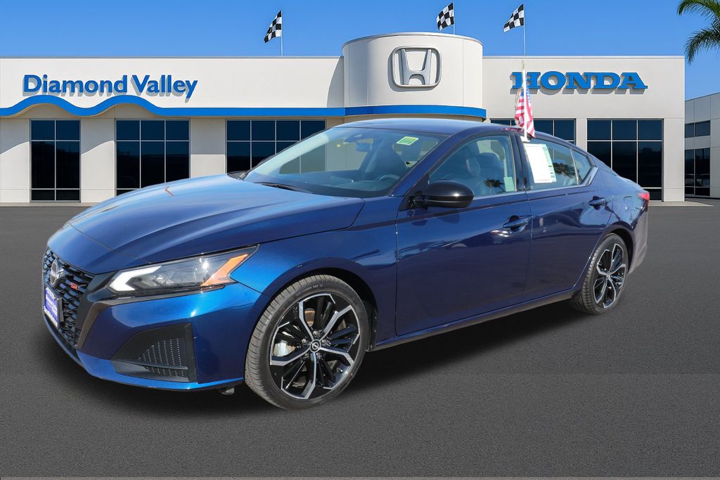 2023 Nissan Altima 2.5 SR photo 3