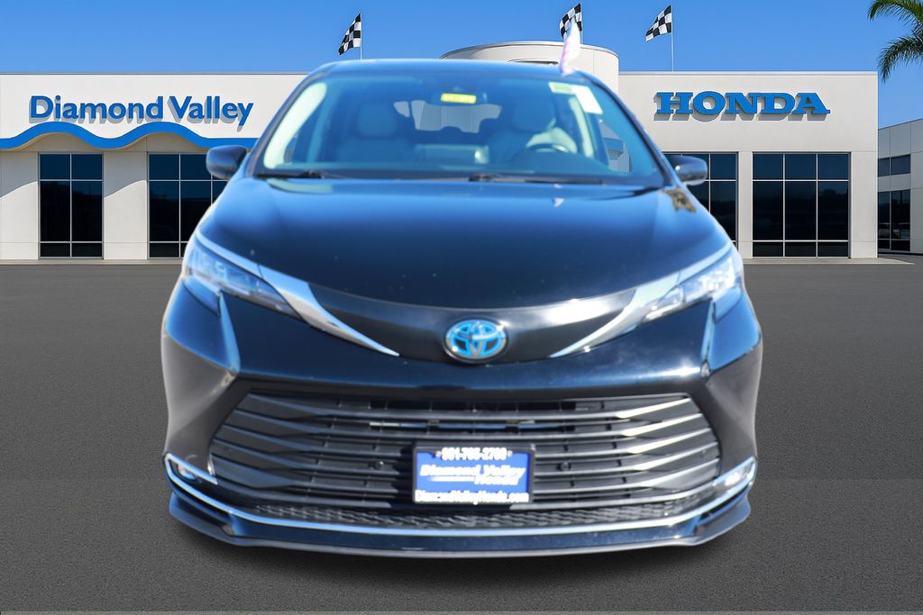 2023 Toyota Sienna XLE photo 2