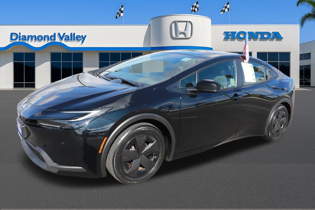 2025 Toyota Prius LE photo 3