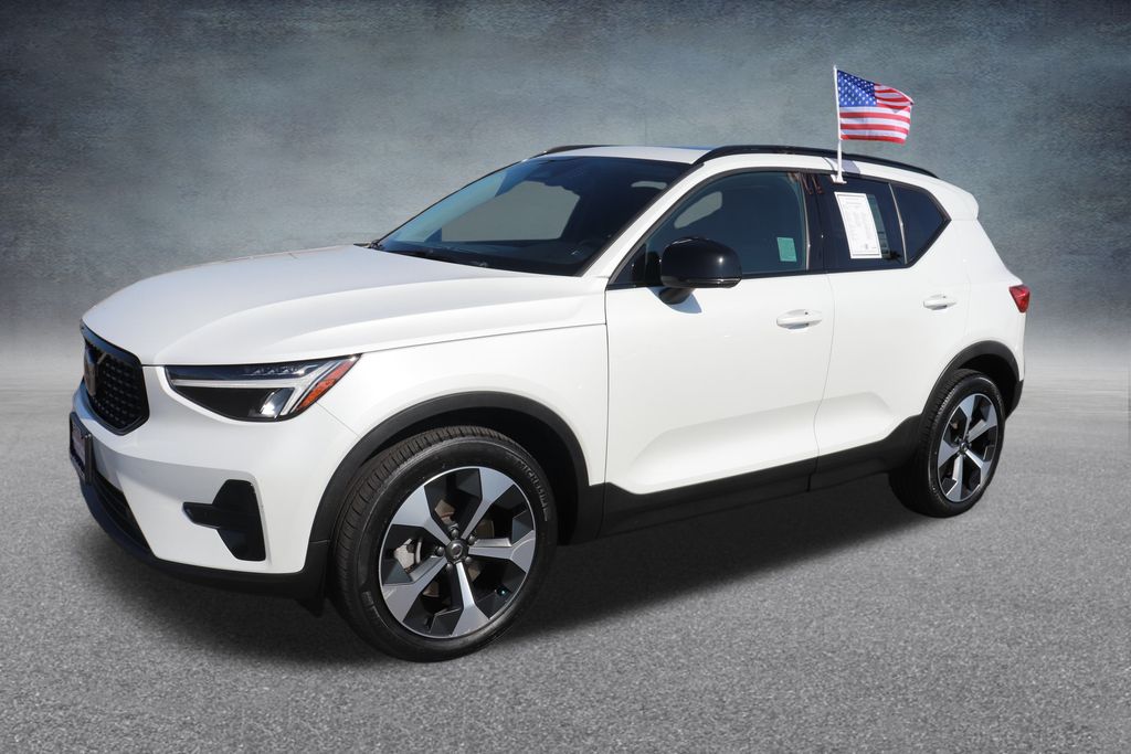 2024 Volvo XC40 Core photo 3
