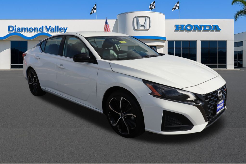 2023 Nissan Altima SR's photo