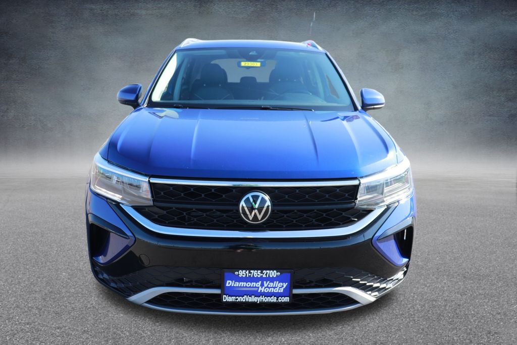 2024 Volkswagen Taos SE photo 2