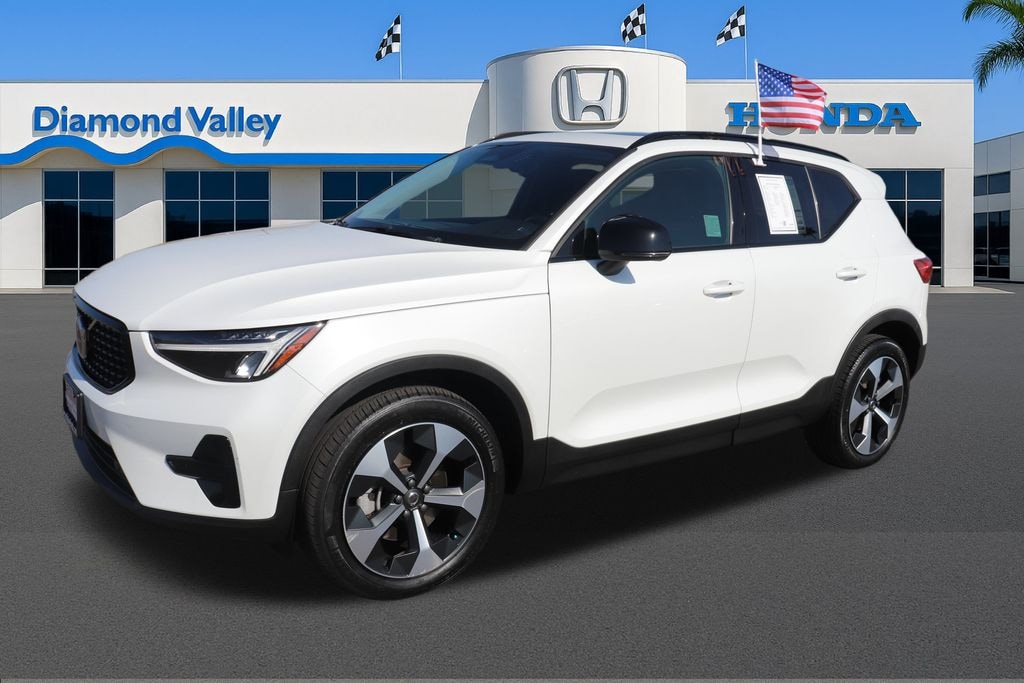 Used 2024 Volvo XC40 B5 Core SUV