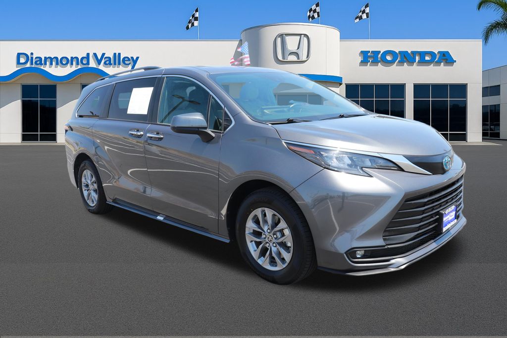 2025 Toyota Sienna XLE 8-Passenger Hybrid FWD's photo