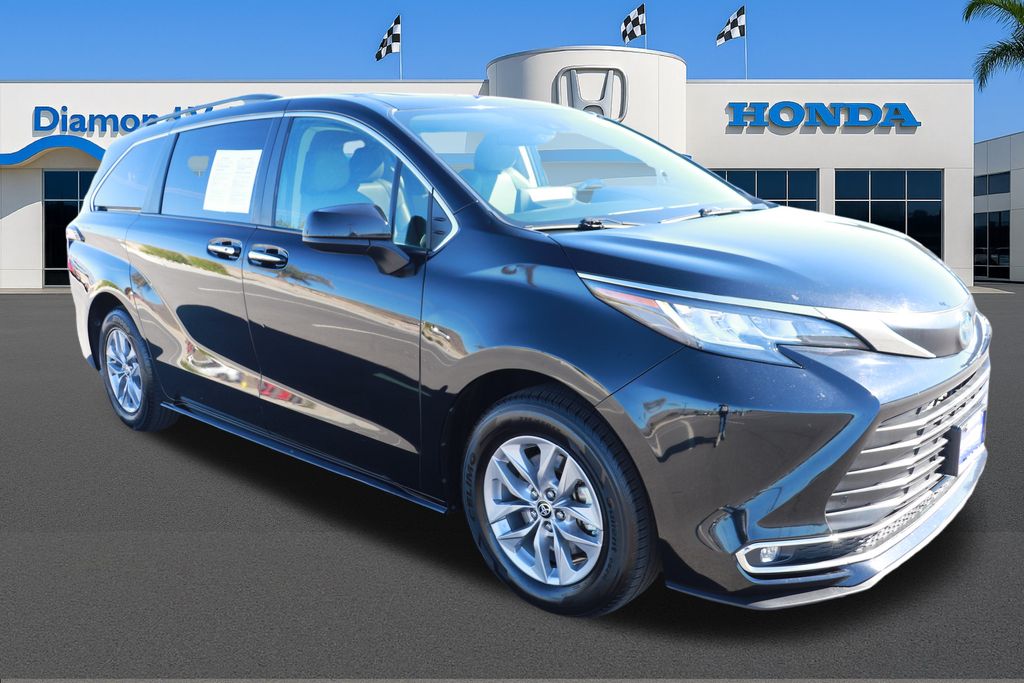 2023 Toyota Sienna XLE's photo