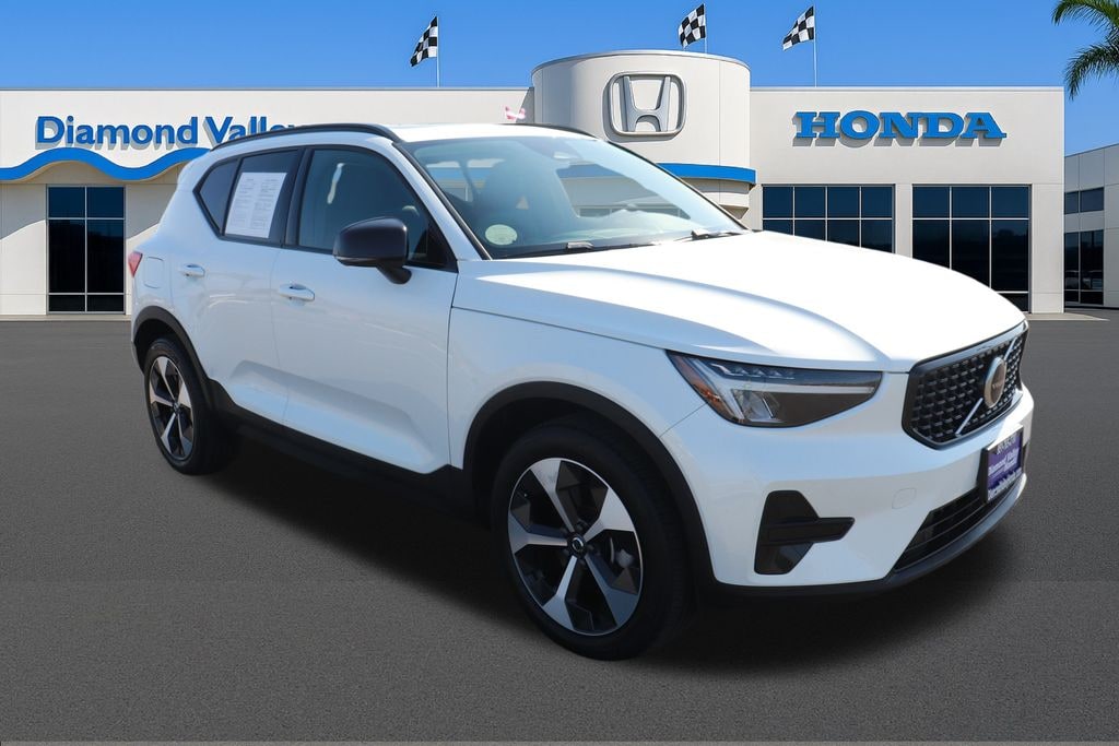Used 2024 Volvo XC40 B5 Core SUV