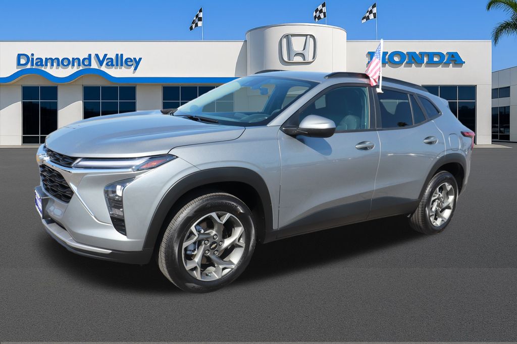 2025 Chevrolet Trax LT photo 3