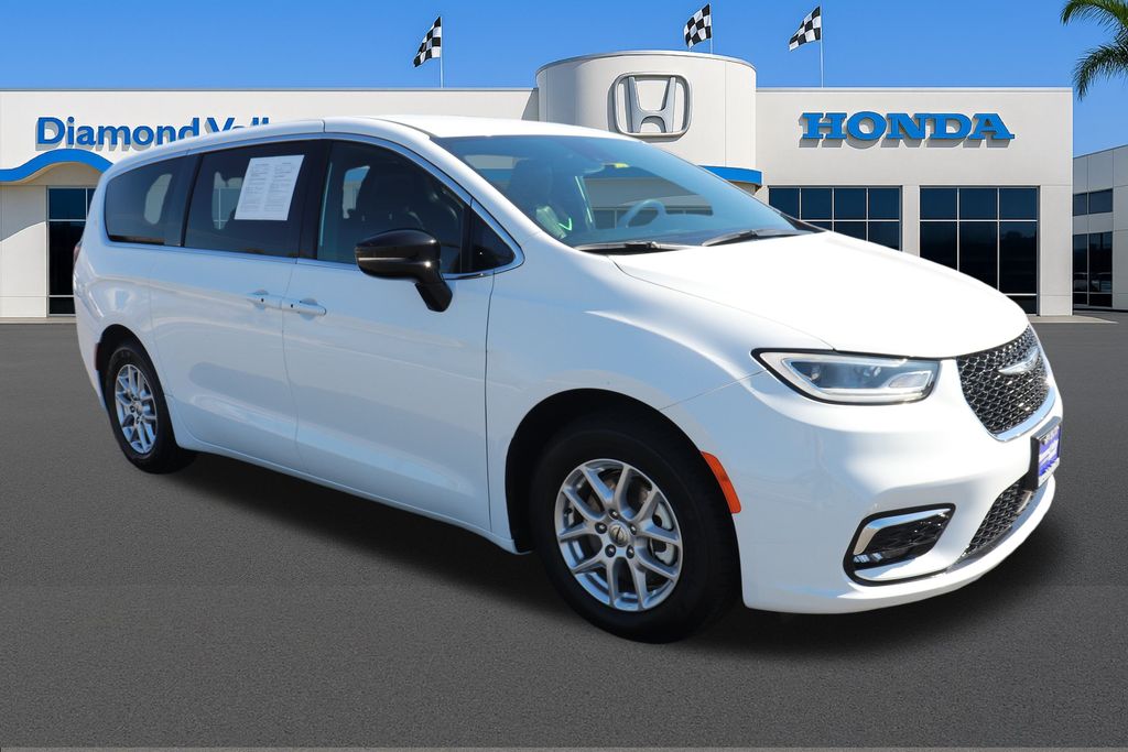 2025 Chrysler Pacifica Select's photo