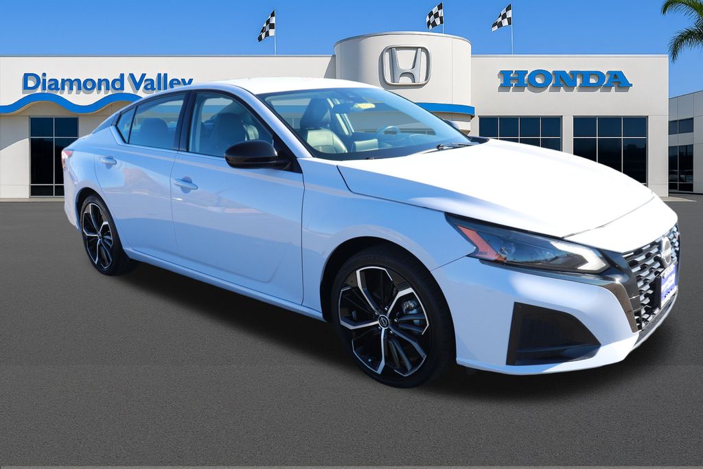 2024 Nissan Altima SR's photo