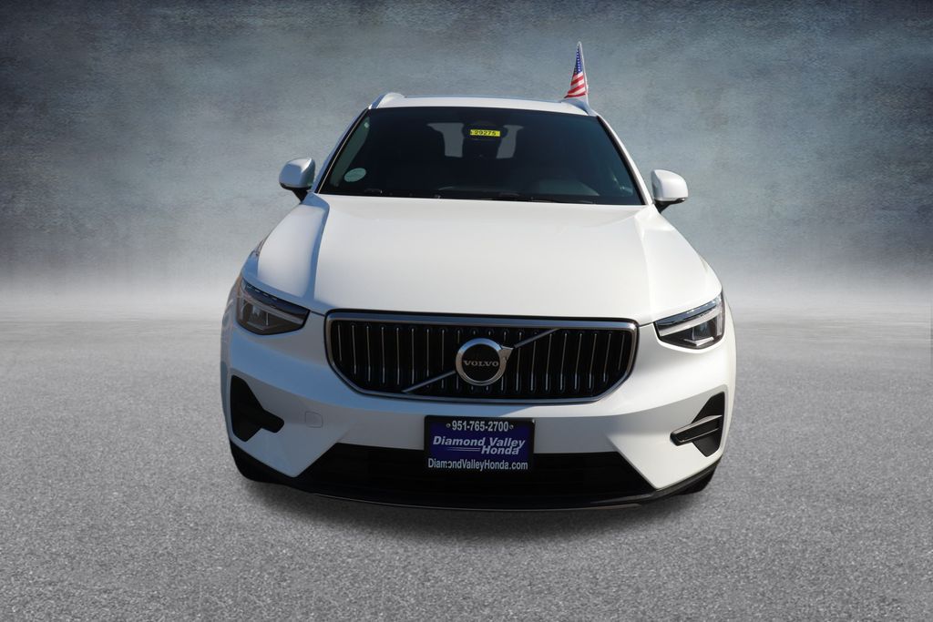 2024 Volvo XC40 Core photo 2