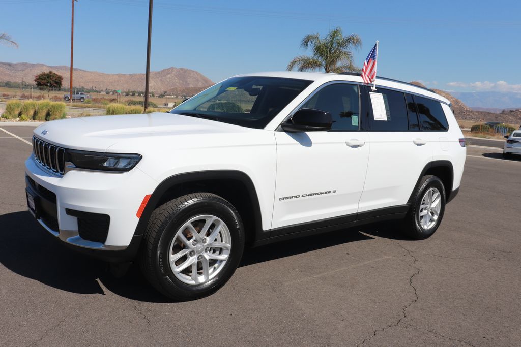 2023 Jeep Grand Cherokee Laredo Altitude photo 3