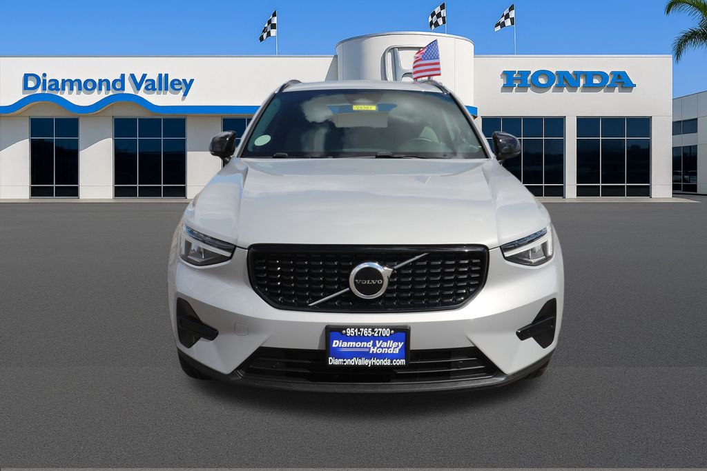 2024 Volvo XC40 Core photo 2