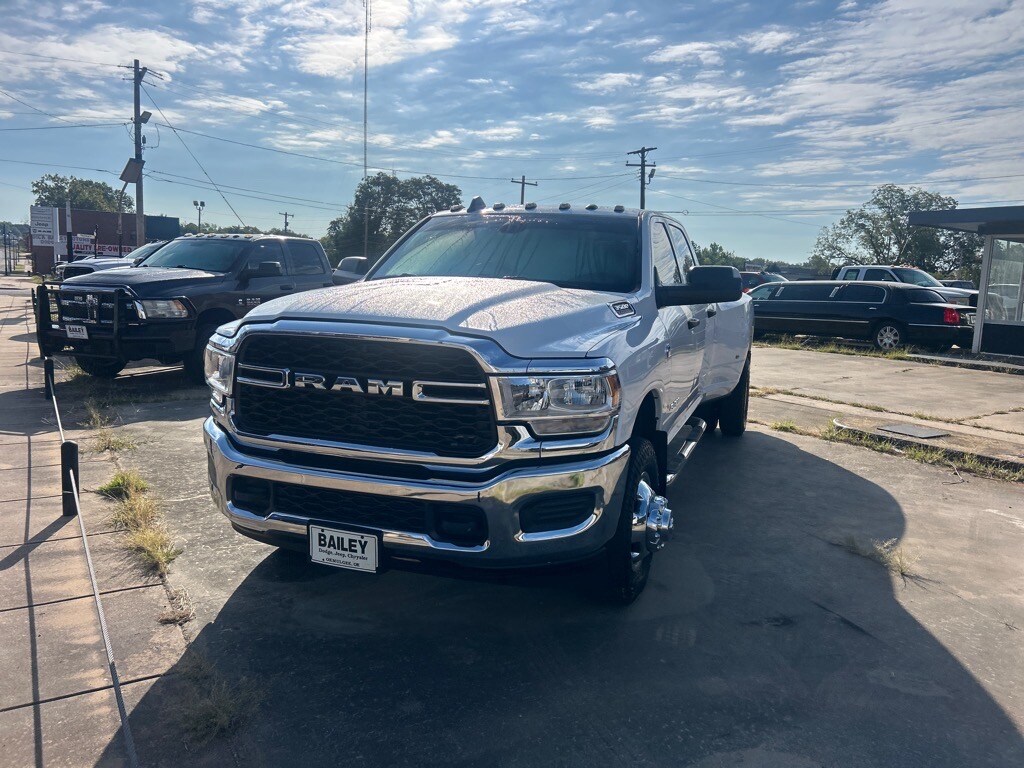 2022 Ram 3500 Tradesman photo 2