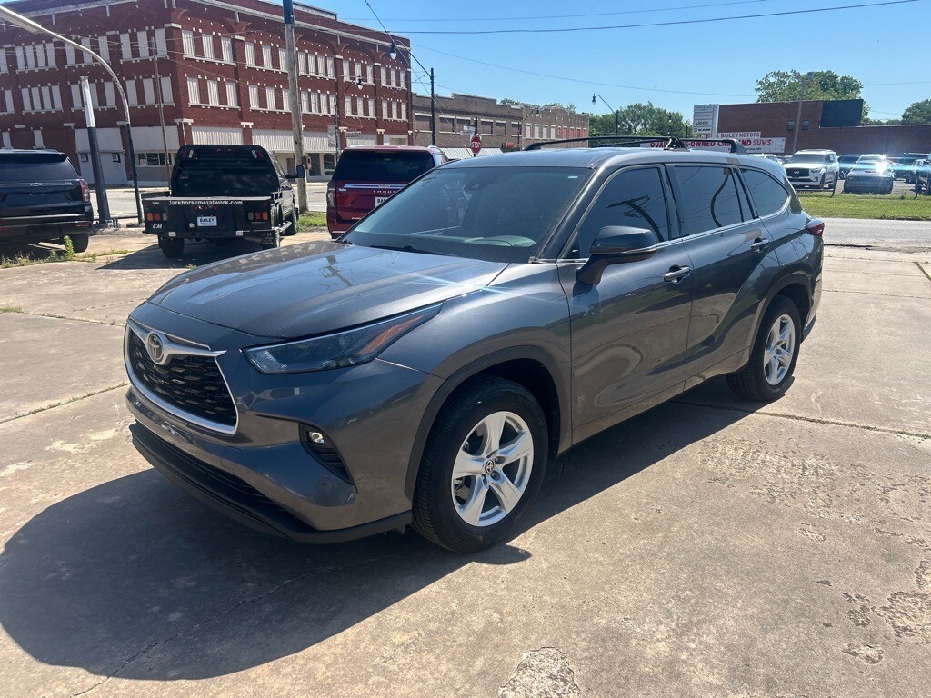 Used 2022 Toyota Highlander LE with VIN 5TDZZRAH7NS538849 for sale in Okmulgee, OK