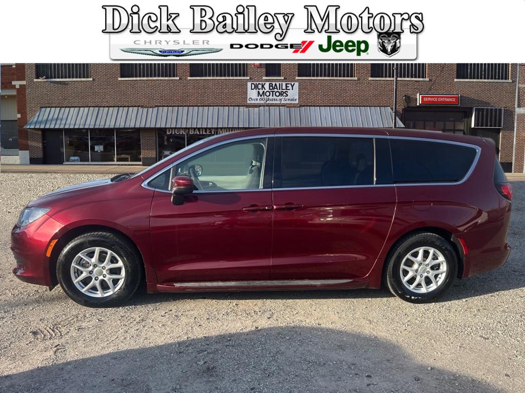 2017 Chrysler Pacifica Touring's photo