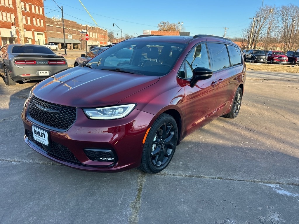 Used 2023 Chrysler Pacifica Limited Limited Mini-Van