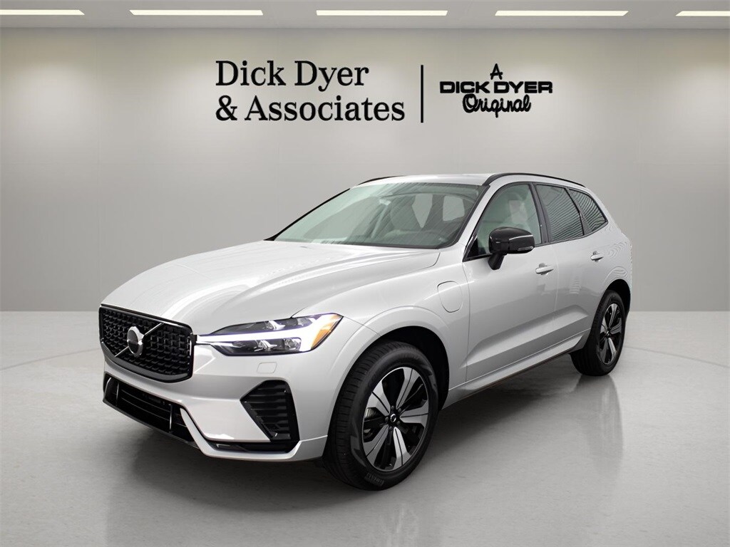 2025 Volvo XC60 Hybrid T8 Core photo 3