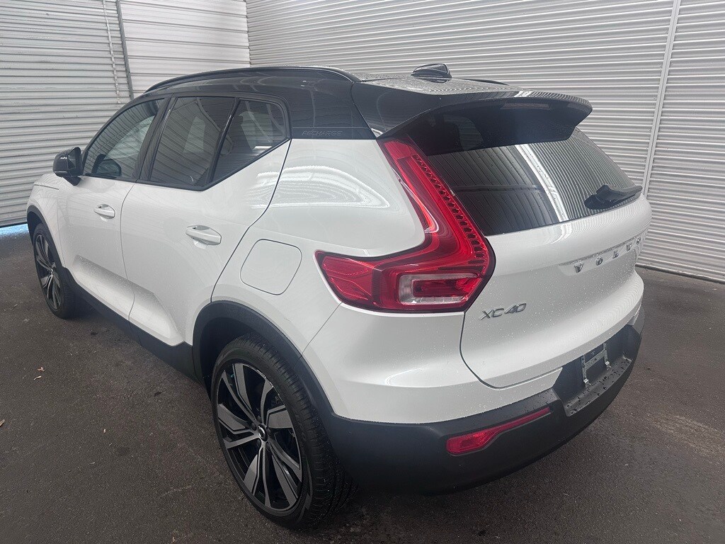 2022 Volvo XC40 Recharge Twin Plus photo 3