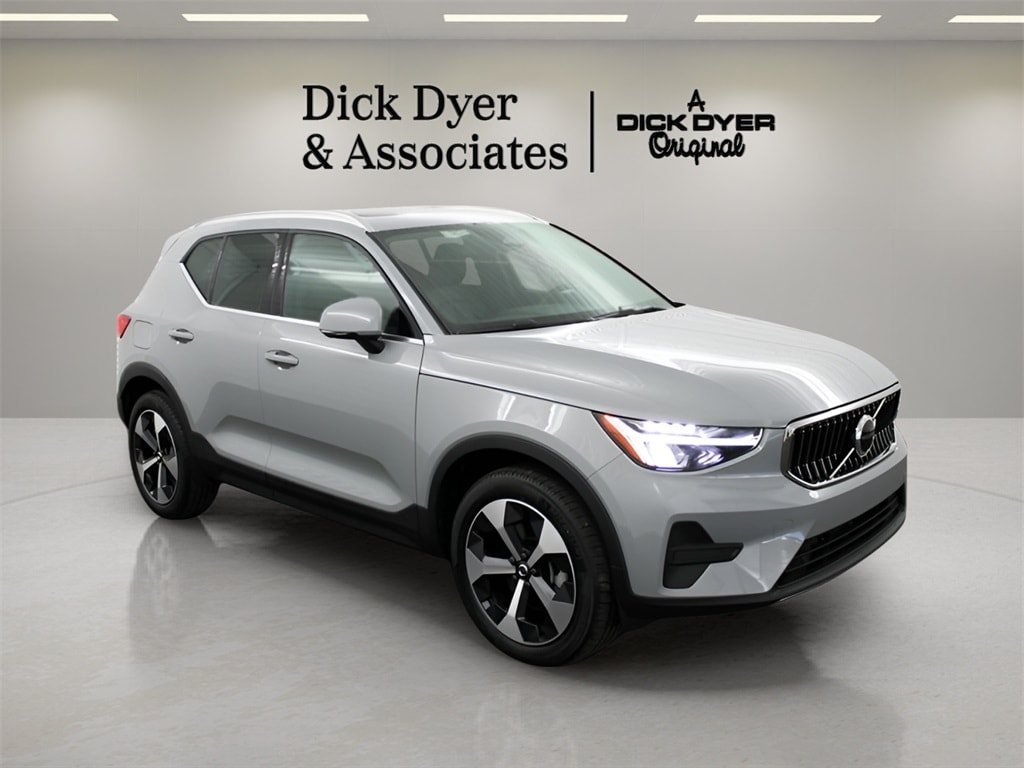 2025 Volvo XC40 Core's photo