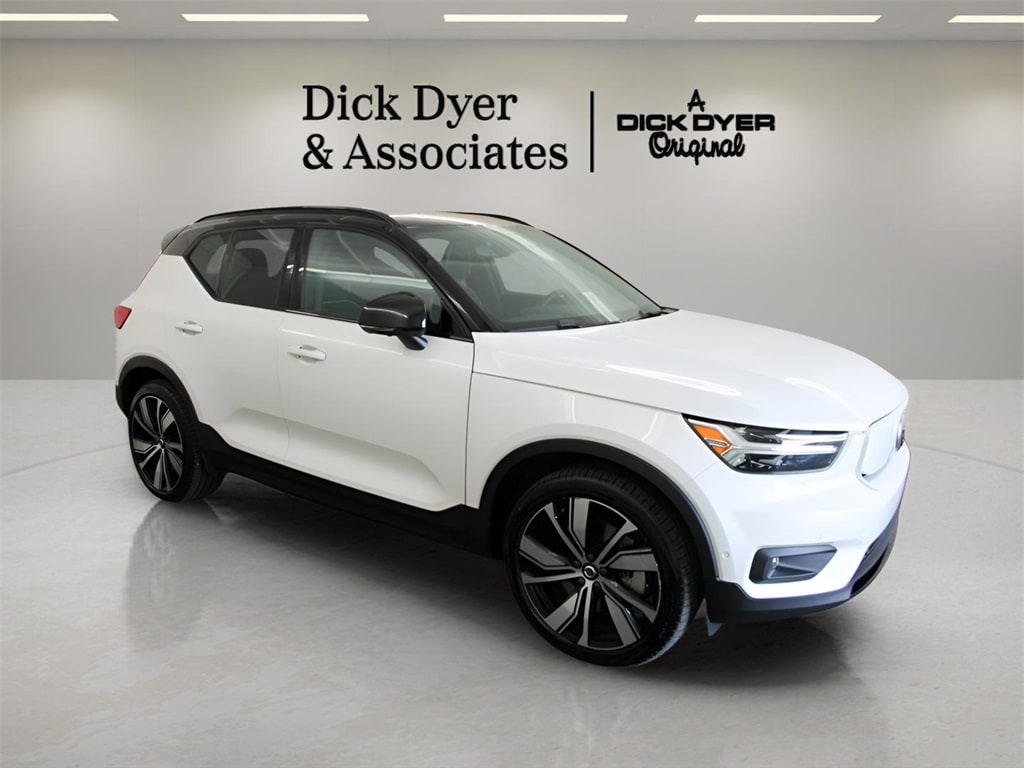 2022 Volvo XC40 Plus's photo