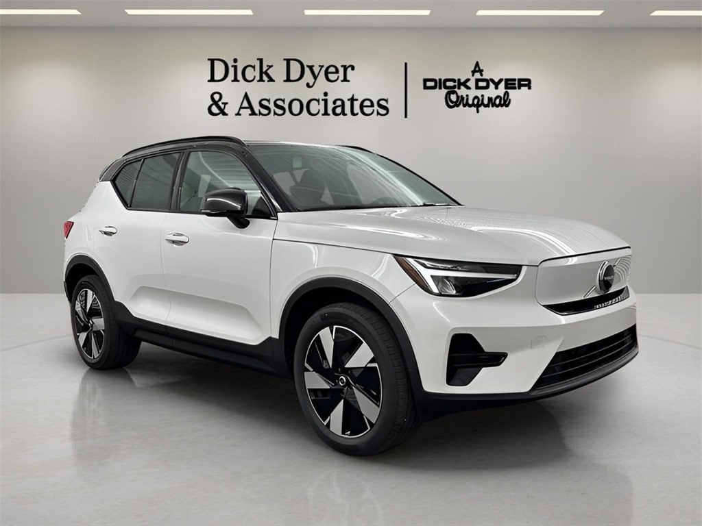 2024 Volvo XC40 Core's photo