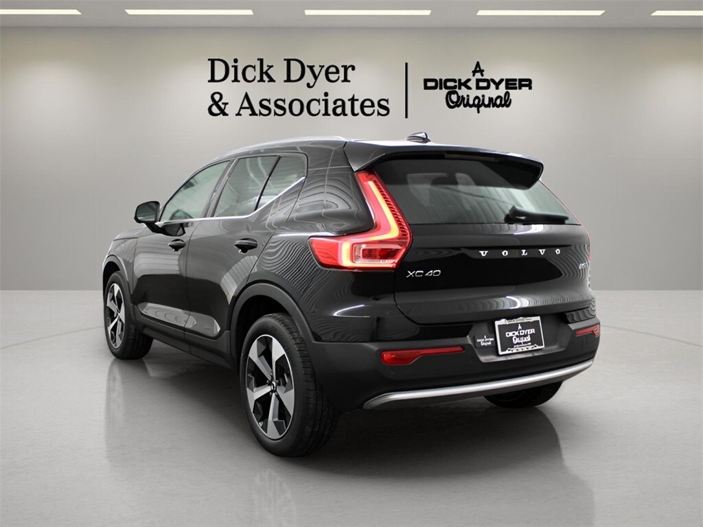 2025 Volvo XC40 Plus photo 4