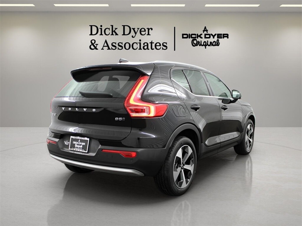 2025 Volvo XC40 Plus photo 2