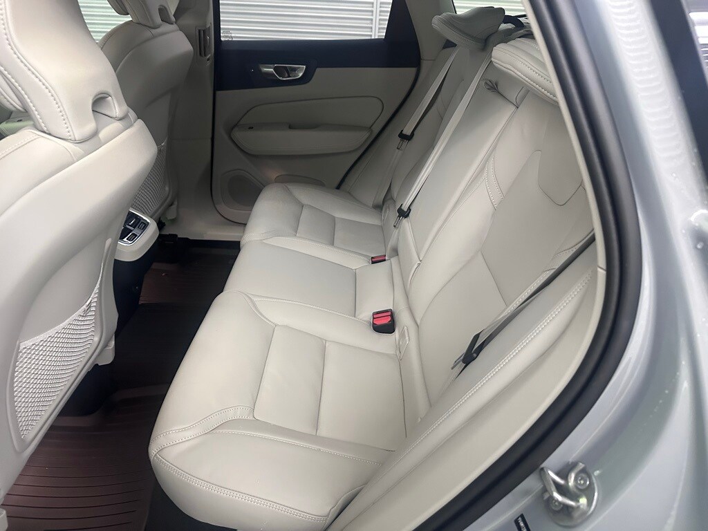 2025 Volvo XC60 B5 photo 3